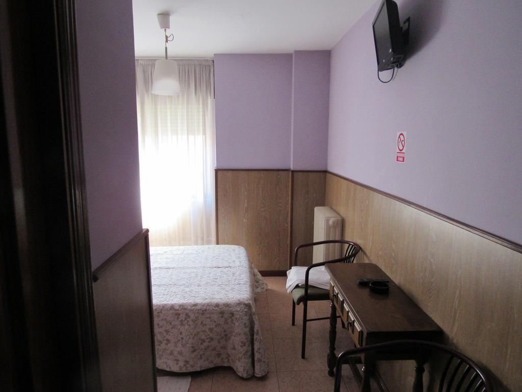 Hostal Restaurante El Abuelo Trobajo Del Camino Buitenkant foto